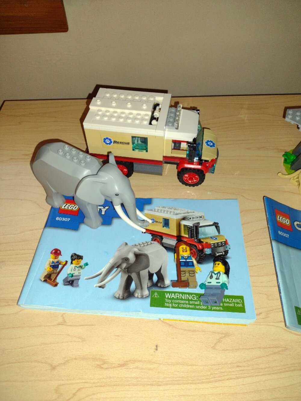 LEGO Wildlife Rescue Camp with over 500 pieces and box, 60307 - Picture 8 of 13